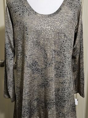 Nally & Millie Metallic Heather Scoop Neck Long-Sleeve Tunic in Gray and Gold.